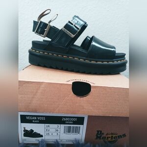 Dr. Martens Vegan Voss